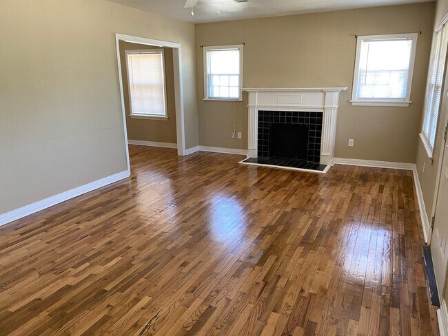 Building Photo - Cute 2/1/1!