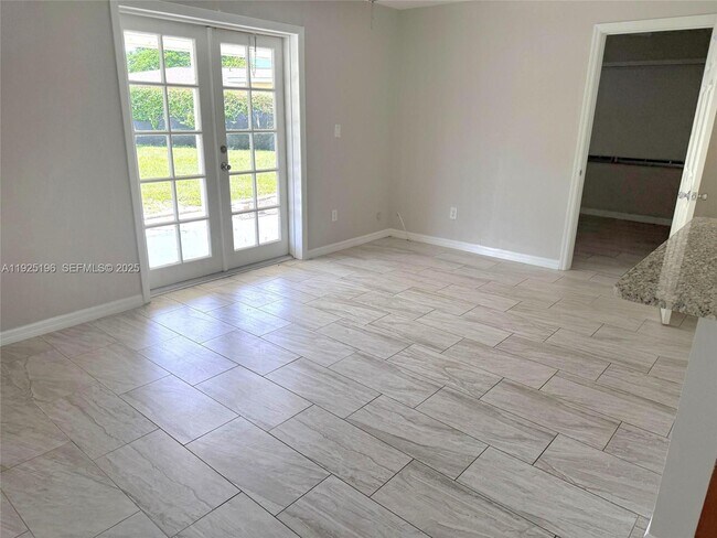 Building Photo - 1104 E Jasmine Rd