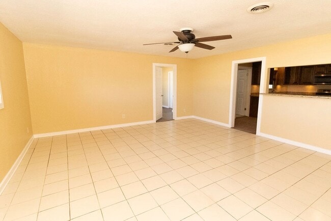 Building Photo - 910 N Carol Ave