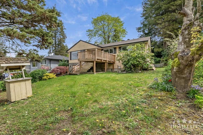 Building Photo - Bright 3 Bedroom Upper Level Home in Cedar Hills Surrey Spacious Family Living
