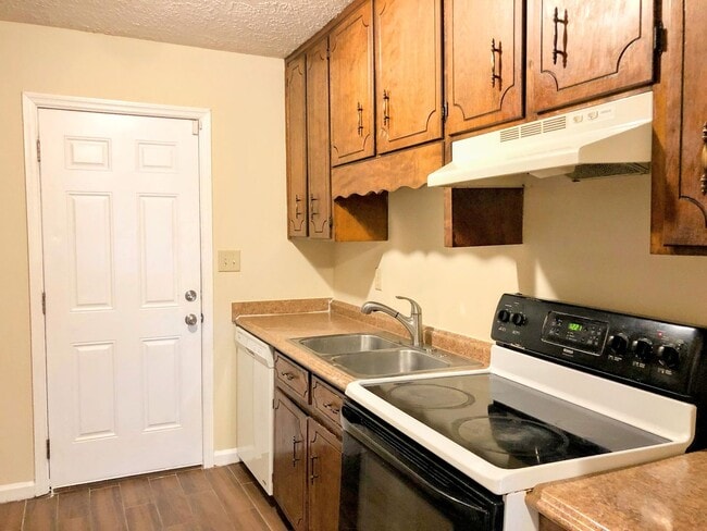 Foto del edificio - AVAILABLE NOVEMBER 2025 | 2BR 1BA Duplex