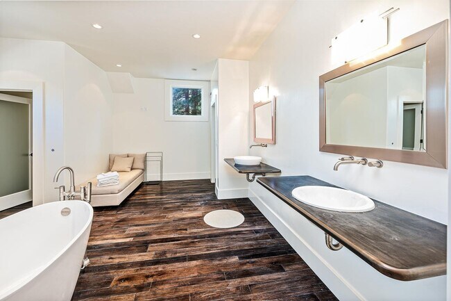 Building Photo - Executive Home Nestled in Galina Forest