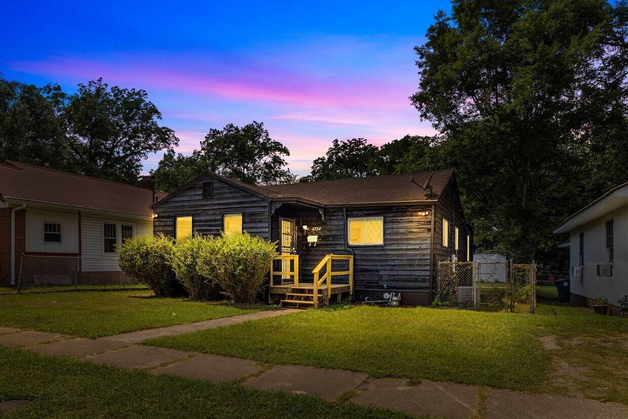 Primary Photo - Charming 4 Bedroom 2 Bathroom Home