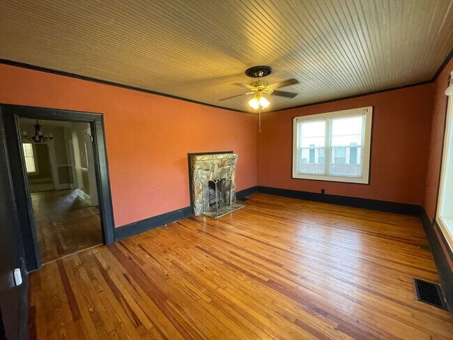 Building Photo - 4 bedroom 2 bathroom pet friendly house!