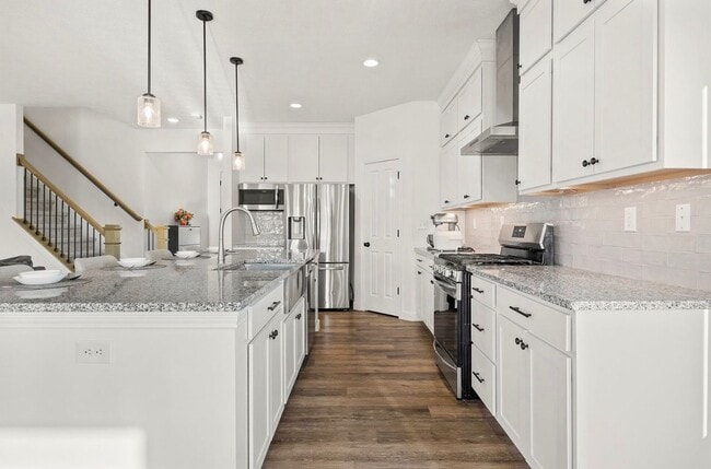Building Photo - BEAUTIFUL Contemporary 6 Bedroom 4 Bath