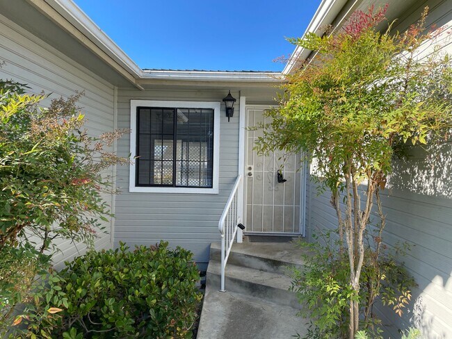 Building Photo - Charming Two Bedroom Home in 55+ Emerald L...