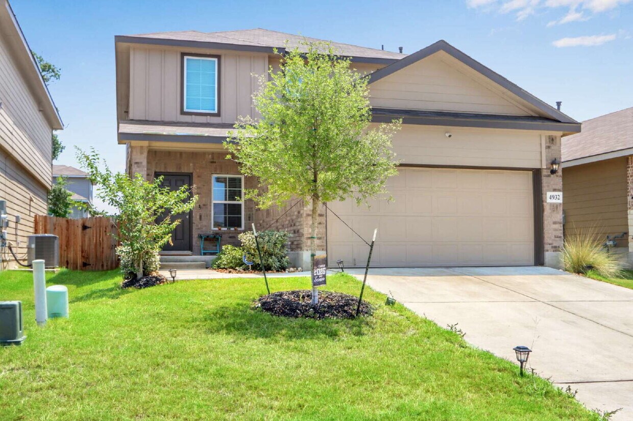 Primary Photo - "Charming 4-Bedroom Retreat with Spacious ...