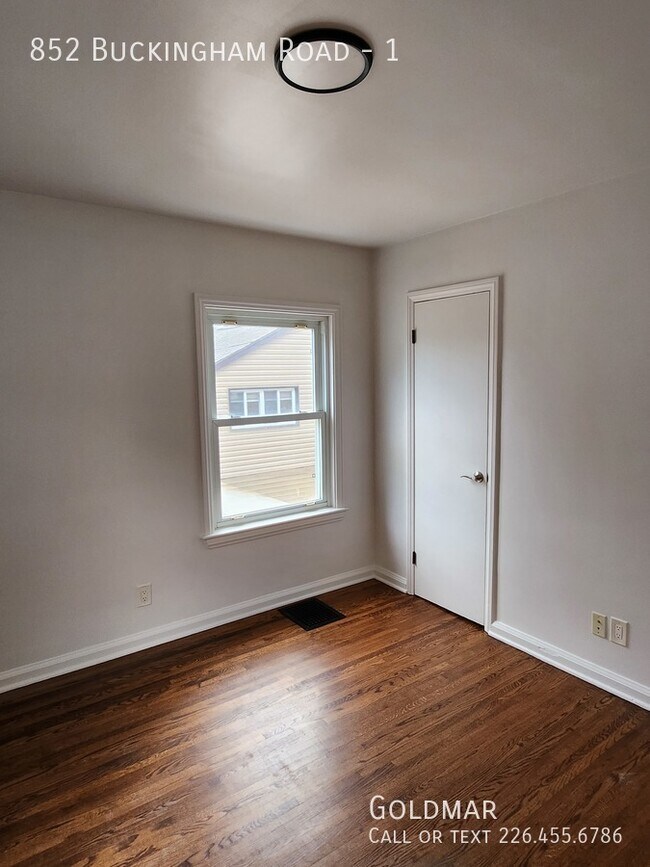 Building Photo - Large 3-Bed East End Home