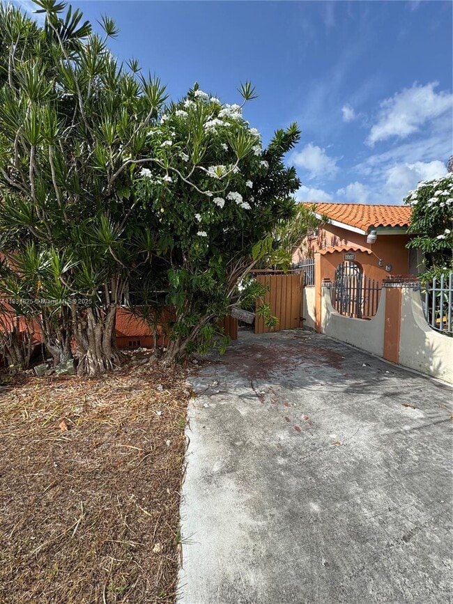 Building Photo - 6410 SW 39th St