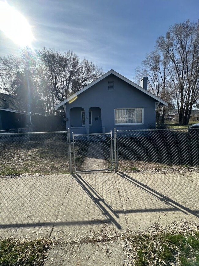 Building Photo - 2024 Darrow Ave