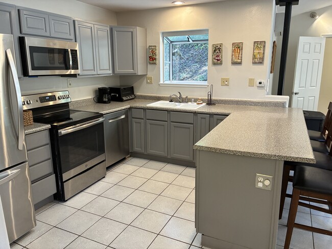 MODERN KITCHEN - 14570 Canyon 1 Rd