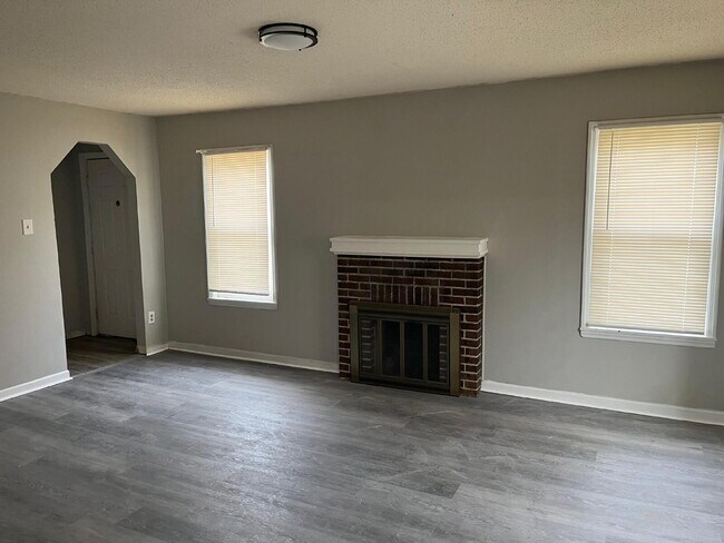 Foto del edificio - "Charming 3-Bed, 1 bath Retreat with Beautiful Floors on Laura Avenue!"