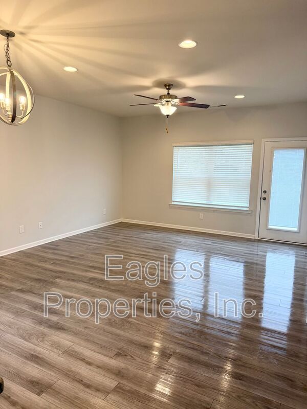 Foto del edificio - 207 Timberline Oak Dr