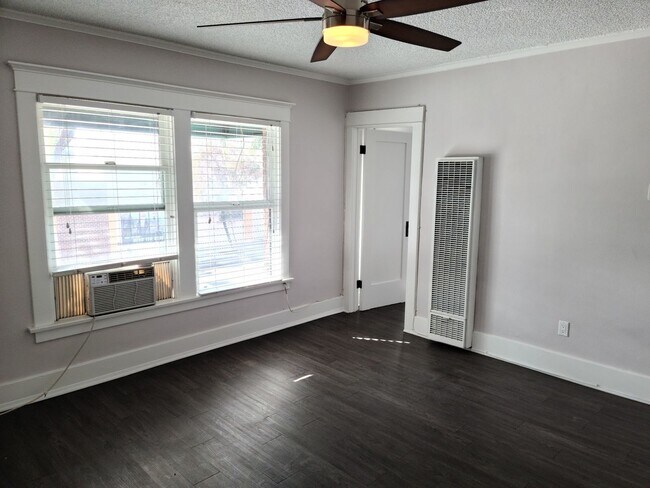 Foto del interior - 3720-3722 San Fernando Rd