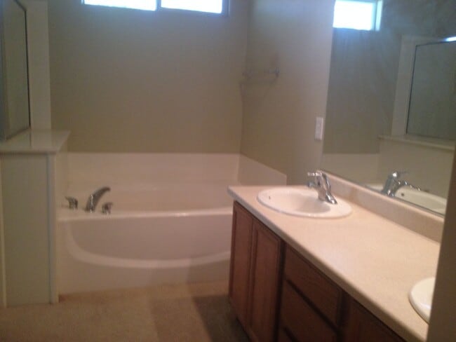 Building Photo - 3 Bed/2.5 bath. All Tile Downstairs. Open ...