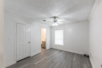 Building Photo - 130 Varsity Dr