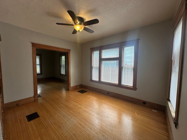 Foto del edificio - Beautifully Preserved 4 Bed | 2 Bath House in Saint Paul
