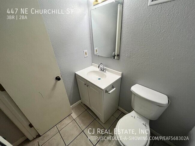 Foto del edificio - 447 NE Churchill St