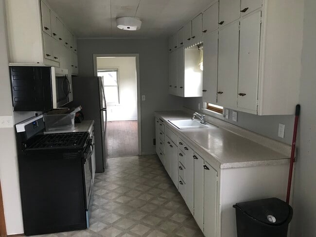 Kitchen - 404 21st St SW