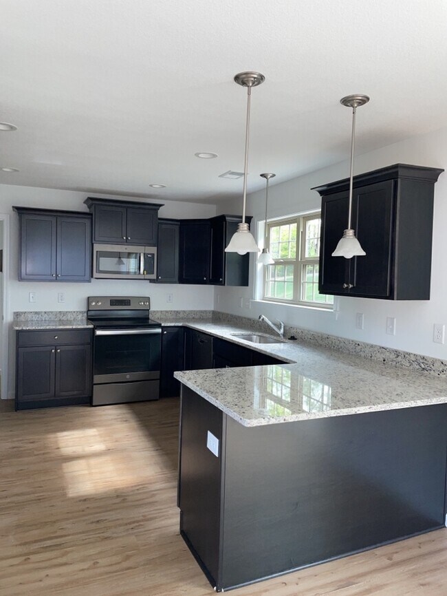 Building Photo - Beautiful 4 Bedroom
