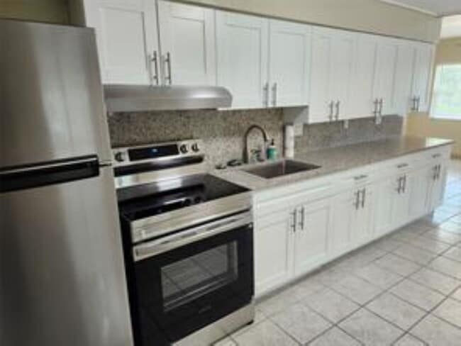 Building Photo - 953 NE 34th St