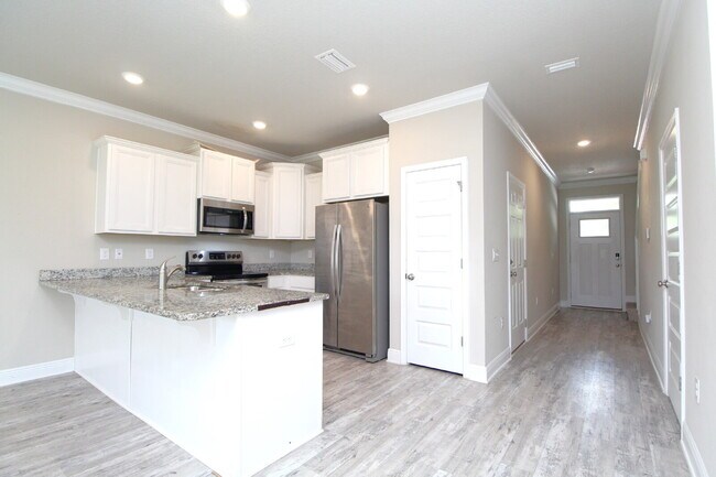 Foto del edificio - Spacious 3-Bed, 2.5-Bath Townhome Steps from Blue Wahoos Stadium & Palafox Street with Upgraded K...