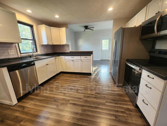 Building Photo - 914 N 6th St