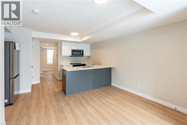 Photo du bâtiment - 410 Northfield Dr W