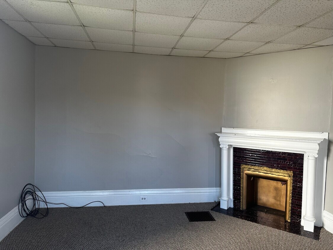 Primary Photo - 202 Oak St