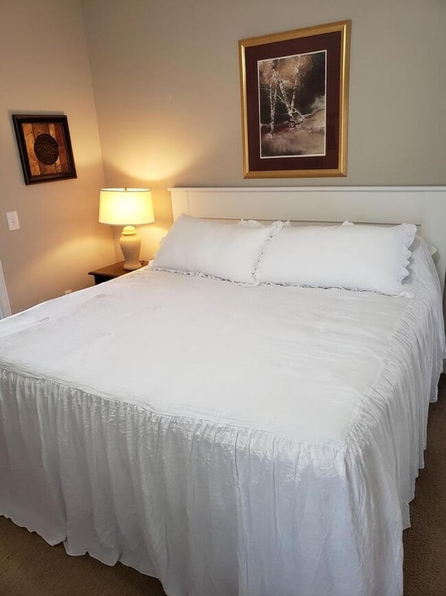 Foto del edificio - The Woodlands Subdivision/ Level Plains .... COMPLETELY FURNISHED WITH POOL!!!