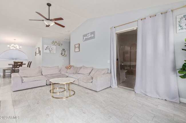 Foto del edificio - 43890 W Cahill Dr