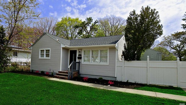 Building Photo - 1677 Manatuck Blvd