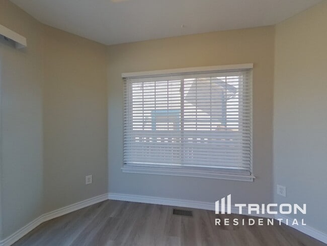 Building Photo - 385 Longspur Dr