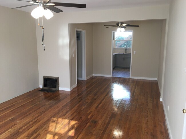 Foto del edificio - 939 W Glenoaks Blvd