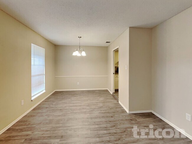 Building Photo - 13622 Oak Breeze