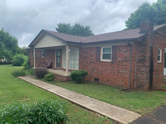 Foto del edificio - Spacious Brick Ranch Home with a Large Yard!