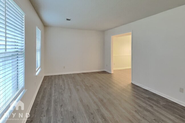 Foto del edificio - 5561 Northcut Dr