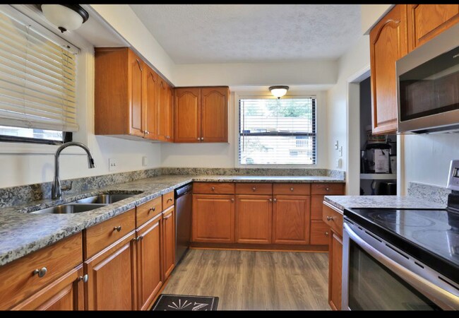 Building Photo - 743 Somerset Ct