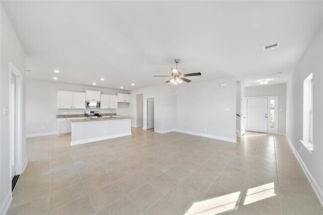 Building Photo - 32906 Ruthie Dean Dr