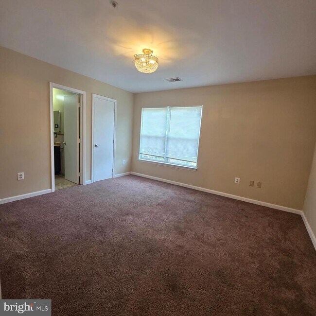 Building Photo - 940 Newington Ct