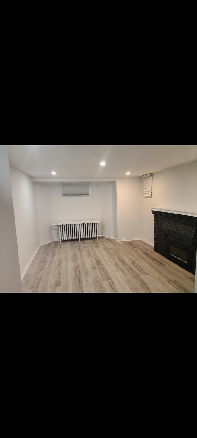 Building Photo - 1258 Kingston Rd