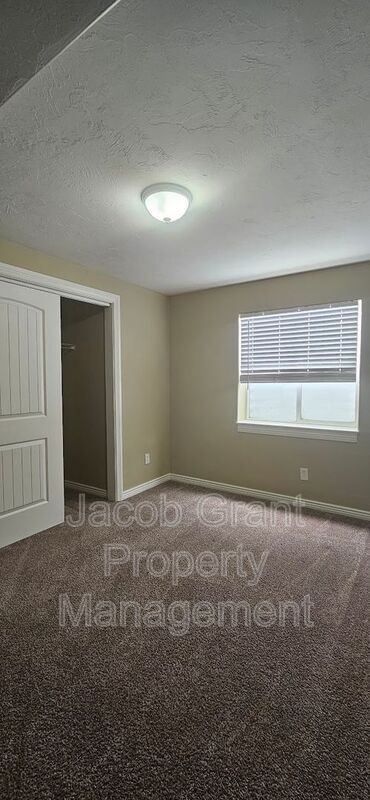 Building Photo - 3314 Woodside Dr