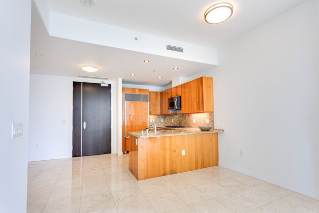Building Photo - Water Views in the Pinnacle Marina
