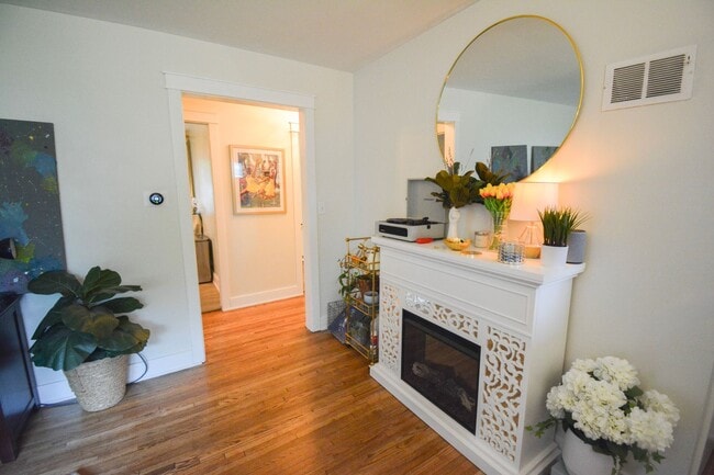 Building Photo - Charming 3-Bedroom 1-Bath Home Available F...