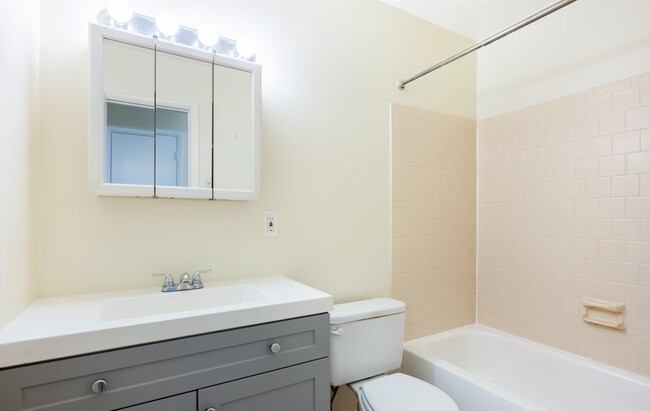 Baño completo - Fort Sedgwick Apartments