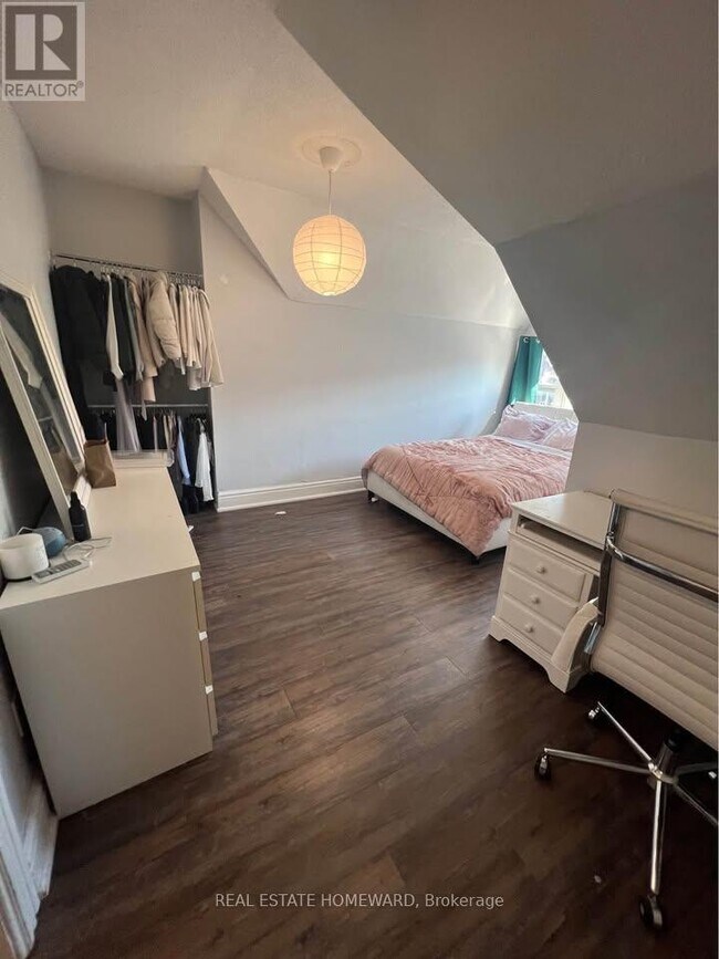 Photo du bâtiment - 244 Bathurst St