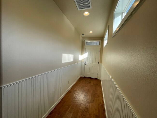 Foto del edificio - Traditional Remington Station Home Built i...