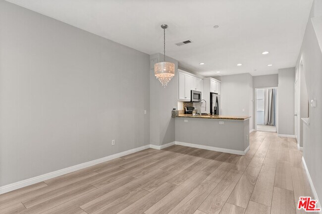 Foto del edificio - 8620 Belford Ave