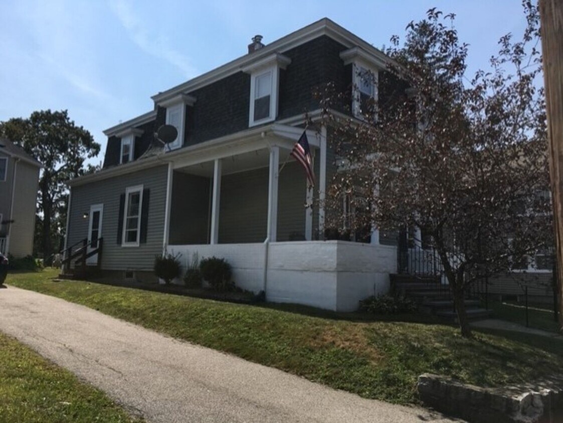 Foto principal - Spacious and Updated 2 Bd 1 Bath In Dedham...