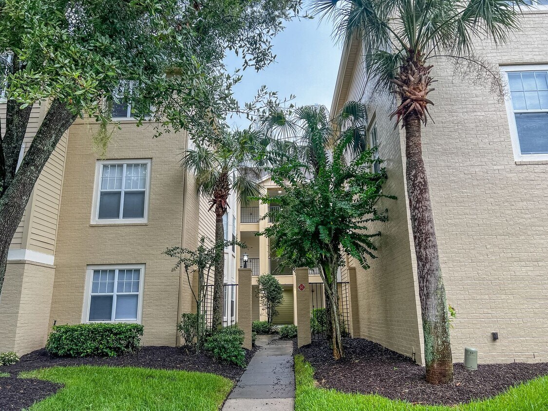 Foto principal - MOVE IN NOW !! Spacious 2bd 2ba on 3rd flo...